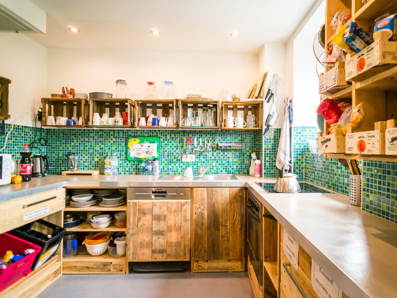 https://www.babelfish-hostel.de/media/Galeryhostel/011 hostel self service kitchen.jpg